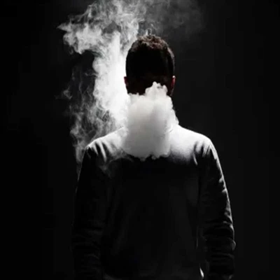 Varför blir mina tänder svarta av min e-cigarett?